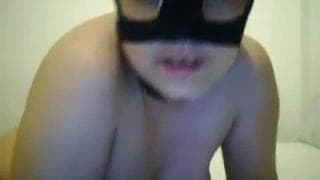 Брюнетка мастурбирует в одиночестве