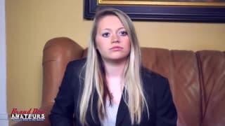Блондинка мастурбирует на кастинге !