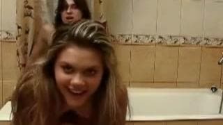 Молодая пара любят позу собачки.