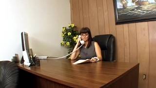 Кэрри похотливая босс, которая хочет ебаться Кэрри похотливая босс, которая хочет ебаться