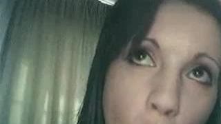 Сексуальная брюнетка ласкает киску на камеру