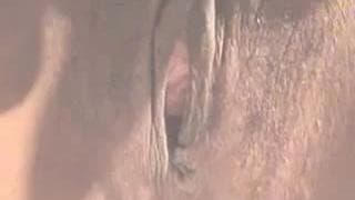 Ее волосатая киска насладиться мастурбацией