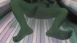 Она мастурбирует в солярии