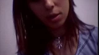 Брюнетка, которая кончает на ложку и ест