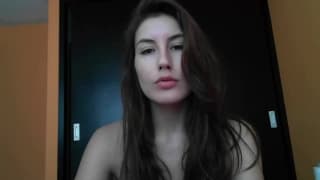 Брюнетка, которая любит мастурбировать