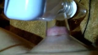 Дразнит киску вакуумом близко!