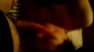 Женщина дает отличный минет на камеру