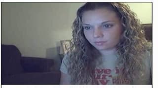 Горячая блондинка играет с собой на камеру