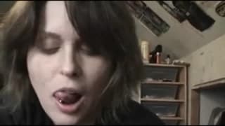 Она сосет и дергает его член