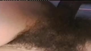 Сексуальная брюнетка с волосатой киской