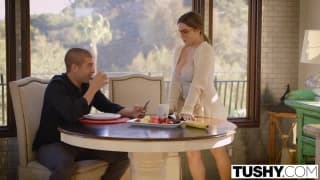 Наташа Найс имеет горячую задницу