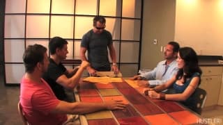 Виктория Уайт на диване для удовольствия!