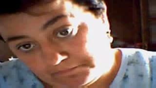 Зрелая тетка показывает свое тело на камеру