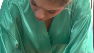 Лия Лор делает Джошу массаж