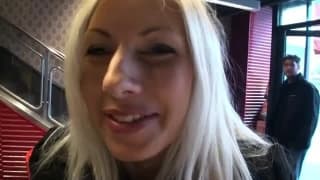 Эта блондинка имеет два члена сегодня