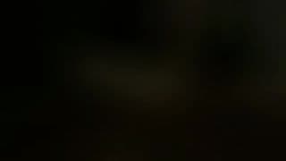 Симпатичная малышка с завязанными глазами