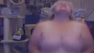 Толстушка перед веб-камерой