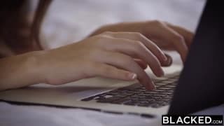 Тали Дова любит огромные чёрные члены Тали Дова любит огромные чёрные члены