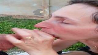 Она сосет ради удовольствия