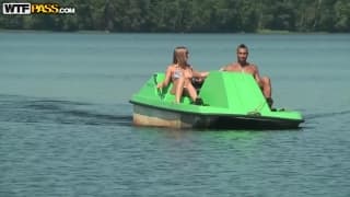 Алика наслаждается своим групповым праздником