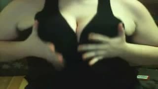 Она волнует нас огромными сочными сиськами