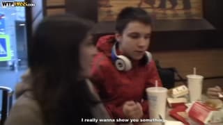 Эту брюнетку трахает мужчина на диване