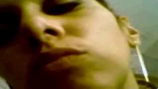 Эта шлюха имеет красивые сиськи