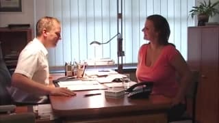 Огромные арбузы прыгающие в офисе