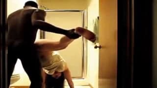 Межрасовая пара в ванной комнате