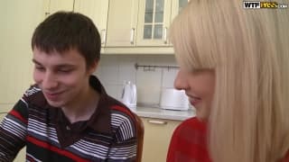 Блондинка шлюха получает жёсткий член в киску