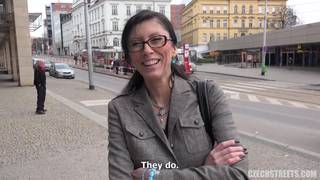 Вероника трахается с незнакомцем на улице Вероника трахается с незнакомцем на улице