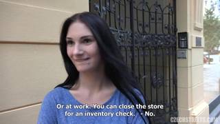 Он отлично трахает блондинку в своём такси Он отлично трахает блондинку в своём такси