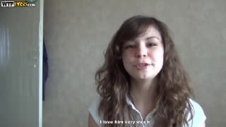 Дикая брюнетка сосёт хуй и трахается