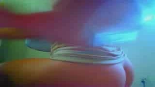 Она трясет задницей и трахает свою киску