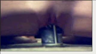 Эта киска трахается на веб-камеру