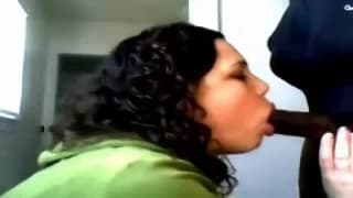 Эта сука курит сигарету когда сосет хуй