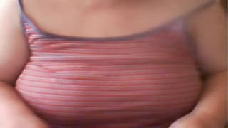 Толстушка показывает ее натуральные сиськи