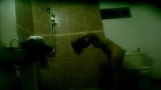 Любительница только что закончила свой душ