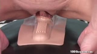 У этой шлюхи новая секс-машина для траха