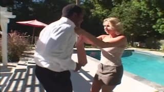 Она встретила чёрного парня для удовольствия