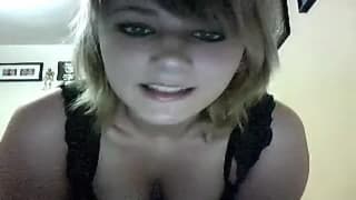 Она дразнит нас перед ее веб-камерой