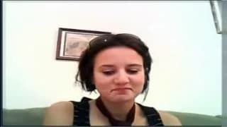 Она трахает свою киску игрушкой