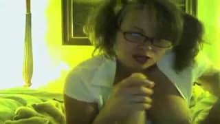 Хорошая блондинка, которая щекочет свою грудь