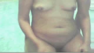 Она раздевается и показывает ее сиськи