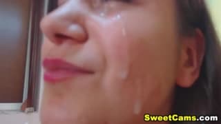 Она сосет его прежде, чем трахать