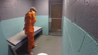 Она любит трахаться связанной в костюме