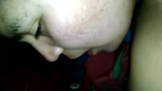 Ее мужчина трахает ее в задницу