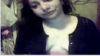 Она показывает ее сиськи на веб-камеру