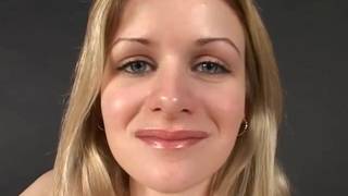 Милая блондинка любит мастурбировать и кончать