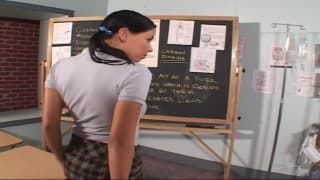 Брюнетка, которая получает жёсткий хуй в жопу